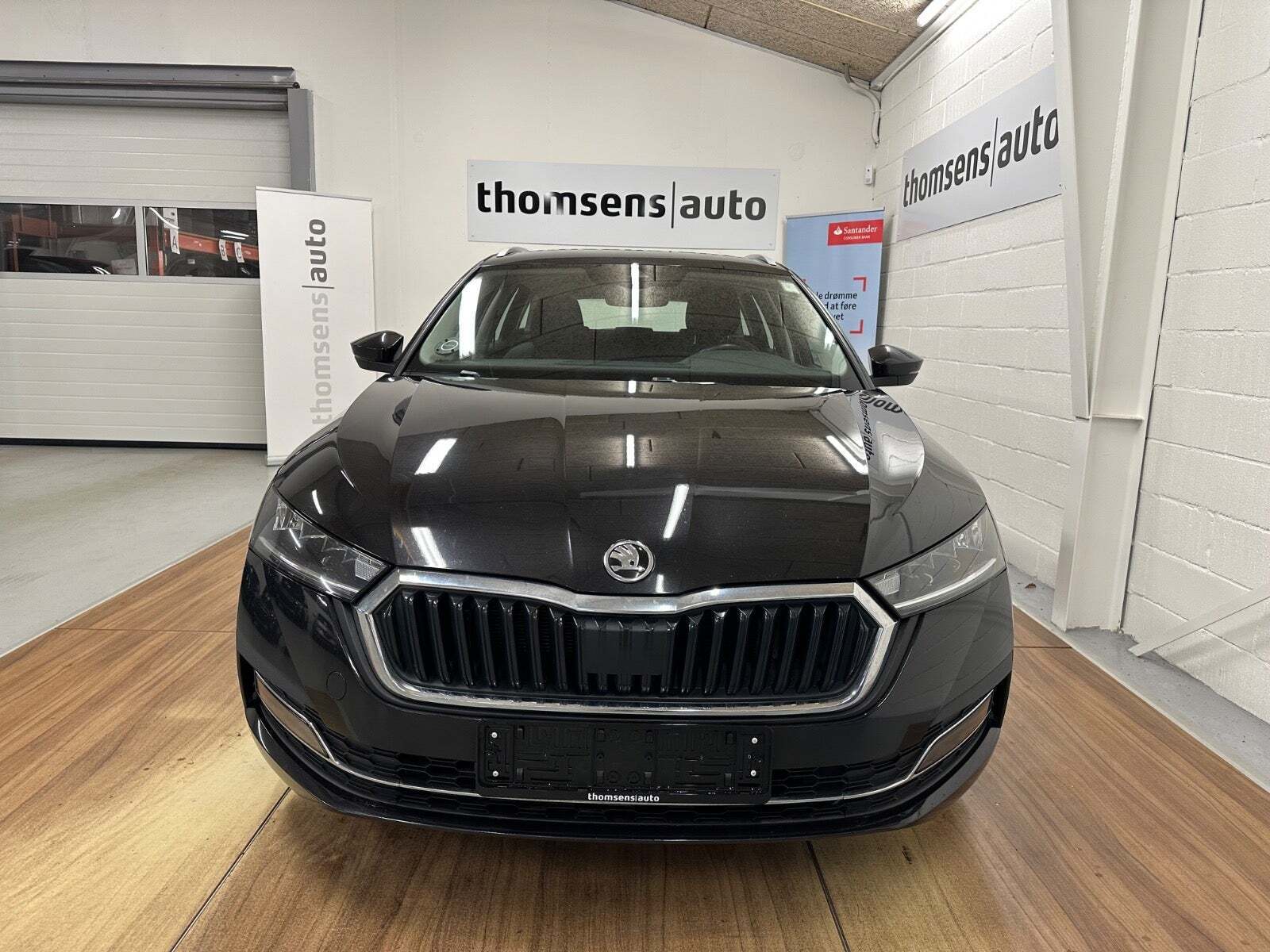 Sort Skoda Octavia fra 2021 set udefra