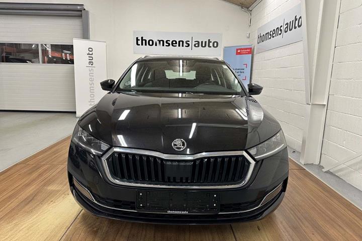Sort Skoda Octavia fra 2021 set udefra