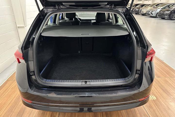 Sort Skoda Octavia fra 2021 set udefra