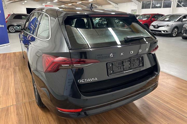 Sort Skoda Octavia fra 2021