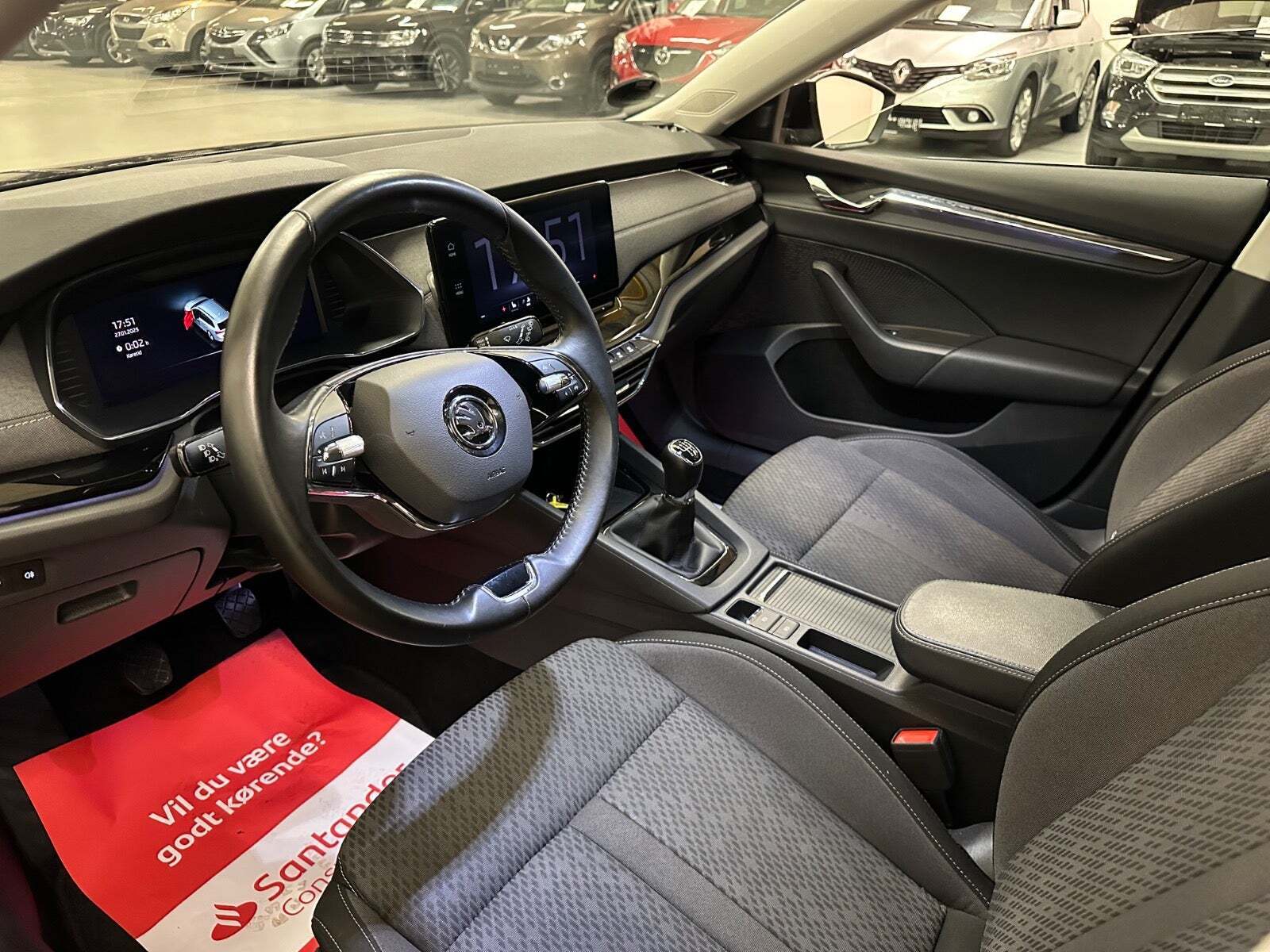 Sort Skoda Octavia fra 2021 set indefra