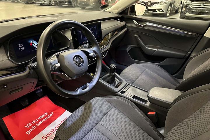Sort Skoda Octavia fra 2021 set indefra