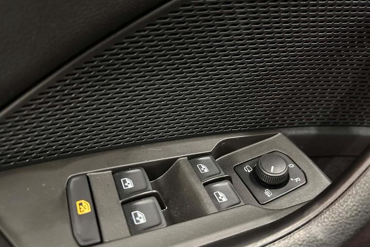 Sort Skoda Octavia fra 2021 set indefra
