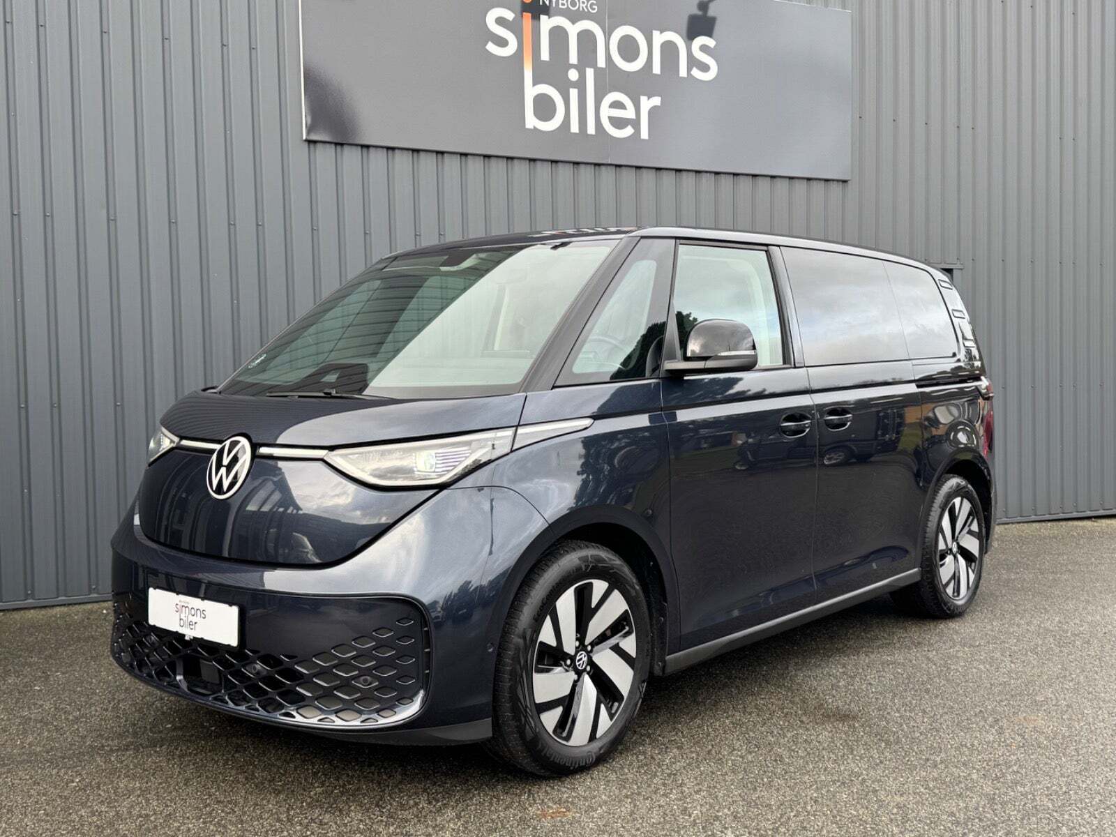 Blå VW ID.Buzz fra 2022 set udefra