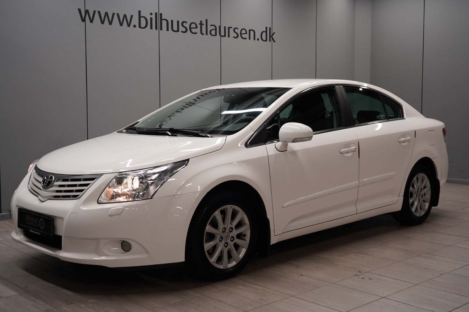 Hvid Toyota Avensis fra 2011 set udefra