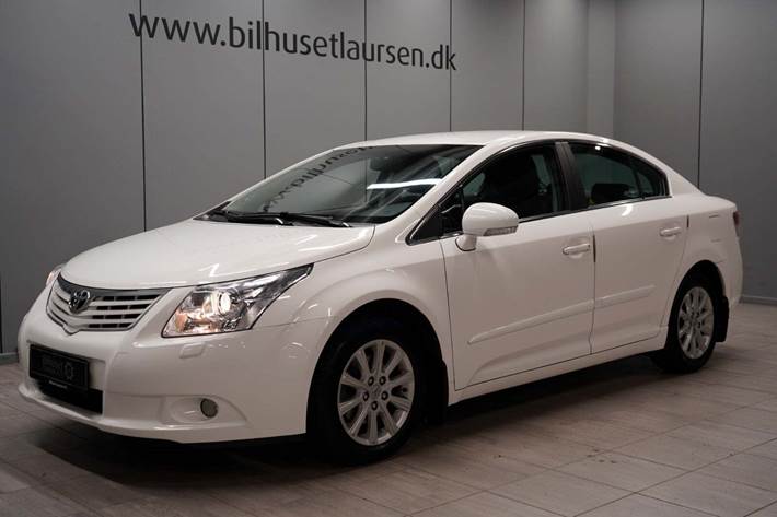 Hvid Toyota Avensis fra 2011 set udefra