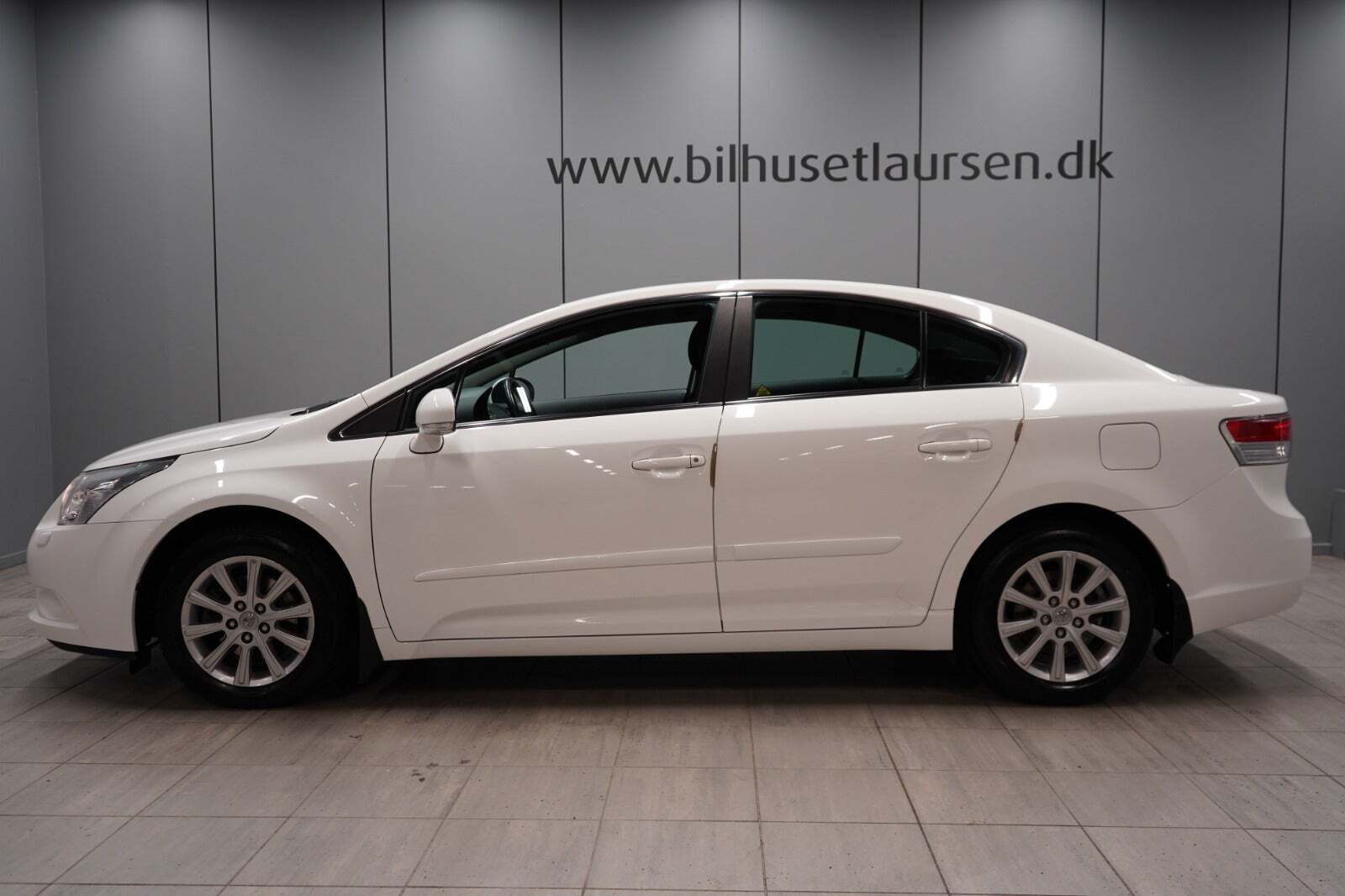 Hvid Toyota Avensis fra 2011