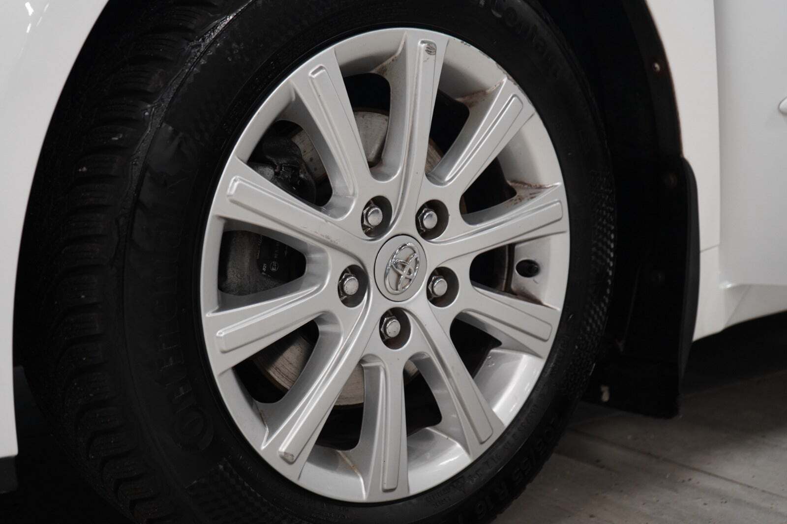 Hvid Toyota Avensis fra 2011