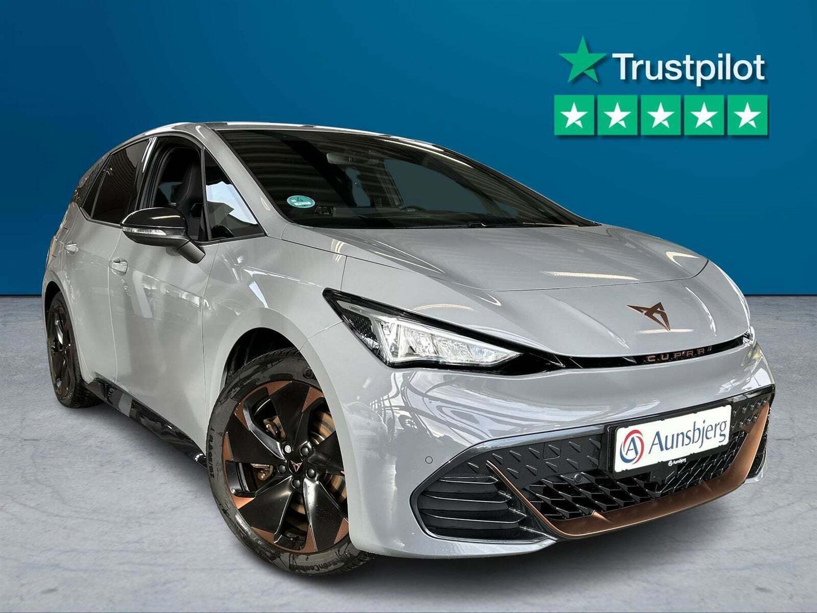 Grå Cupra Born fra 2024 set udefra
