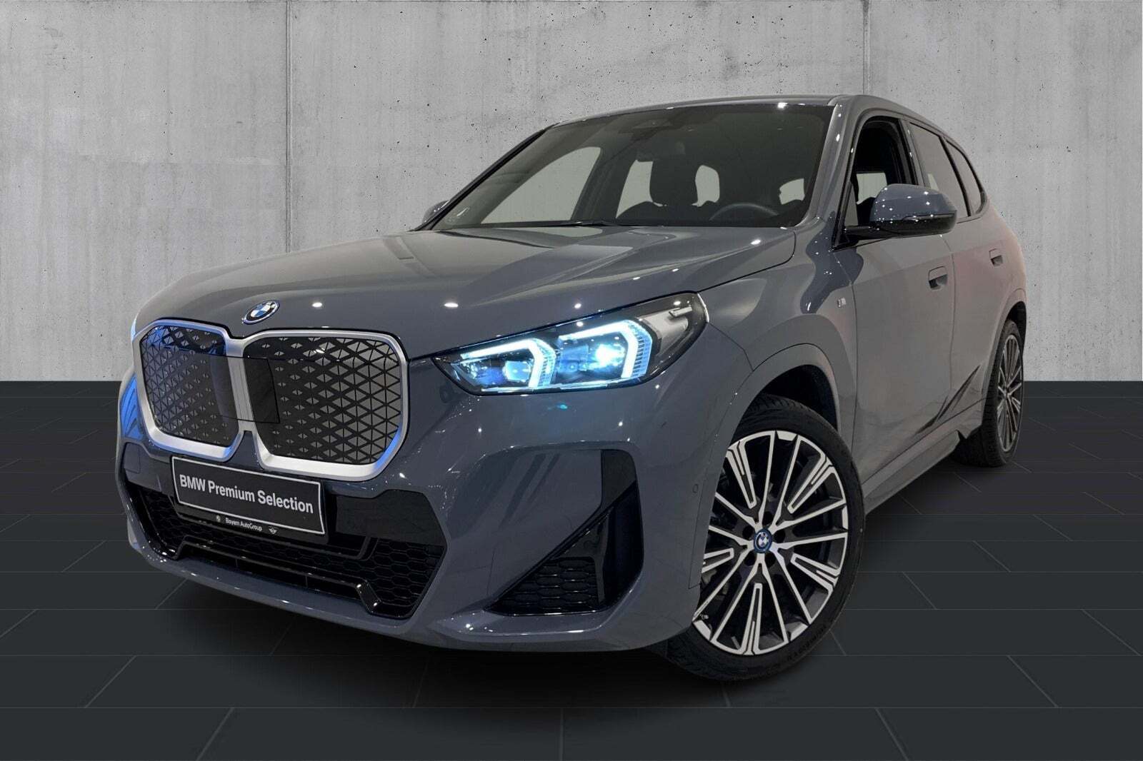 Grå BMW iX1 fra 2024 set udefra