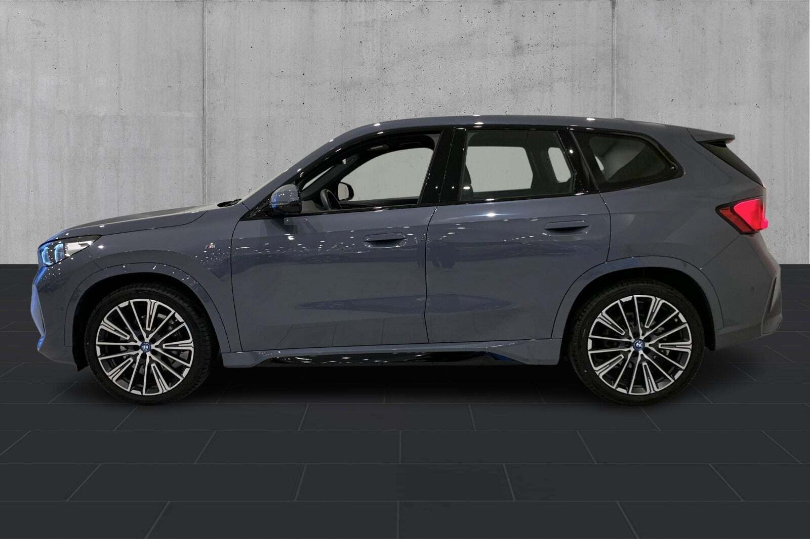 Grå BMW iX1 fra 2024