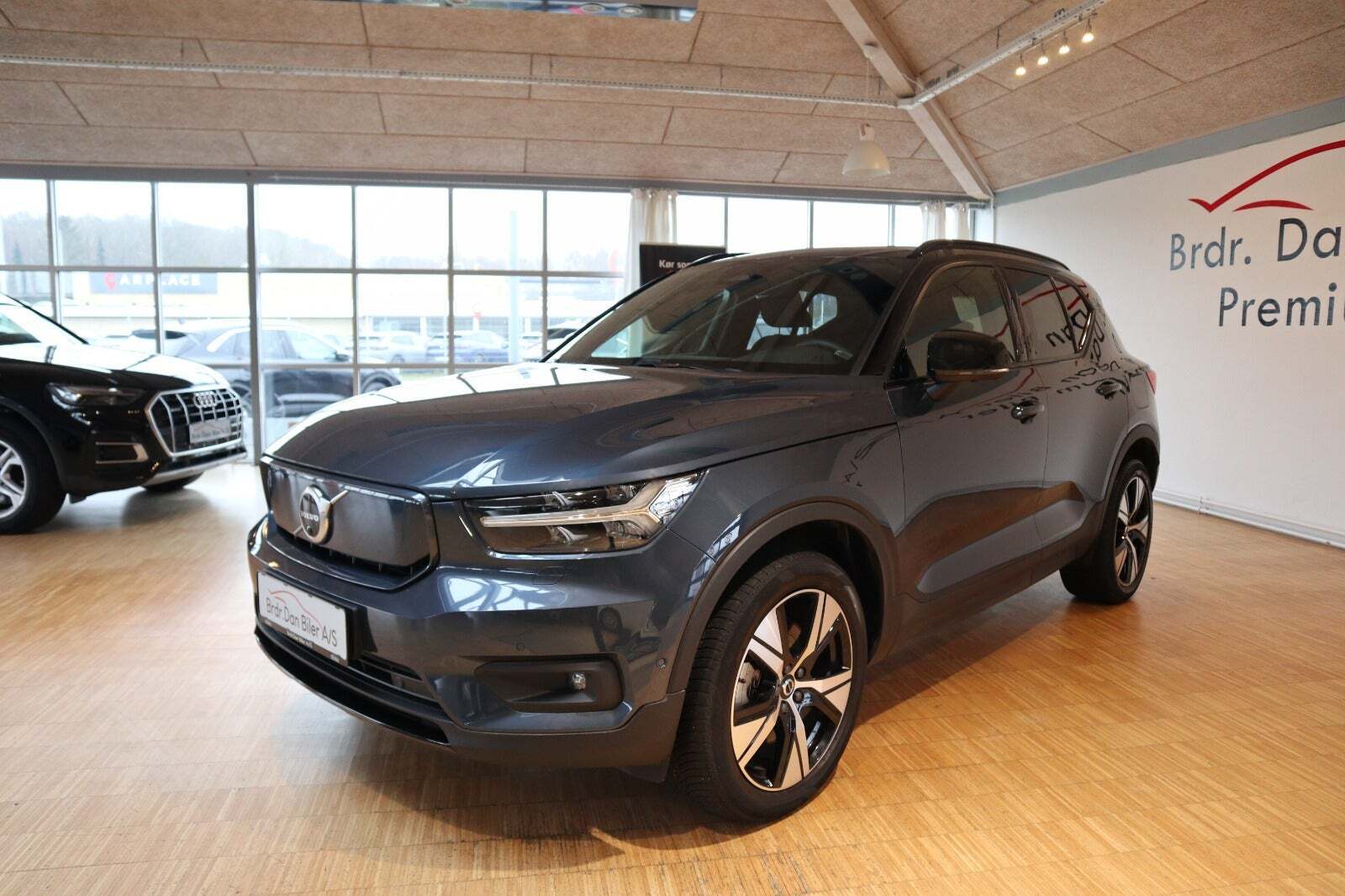 Blå Volvo XC40 fra 2022 set udefra