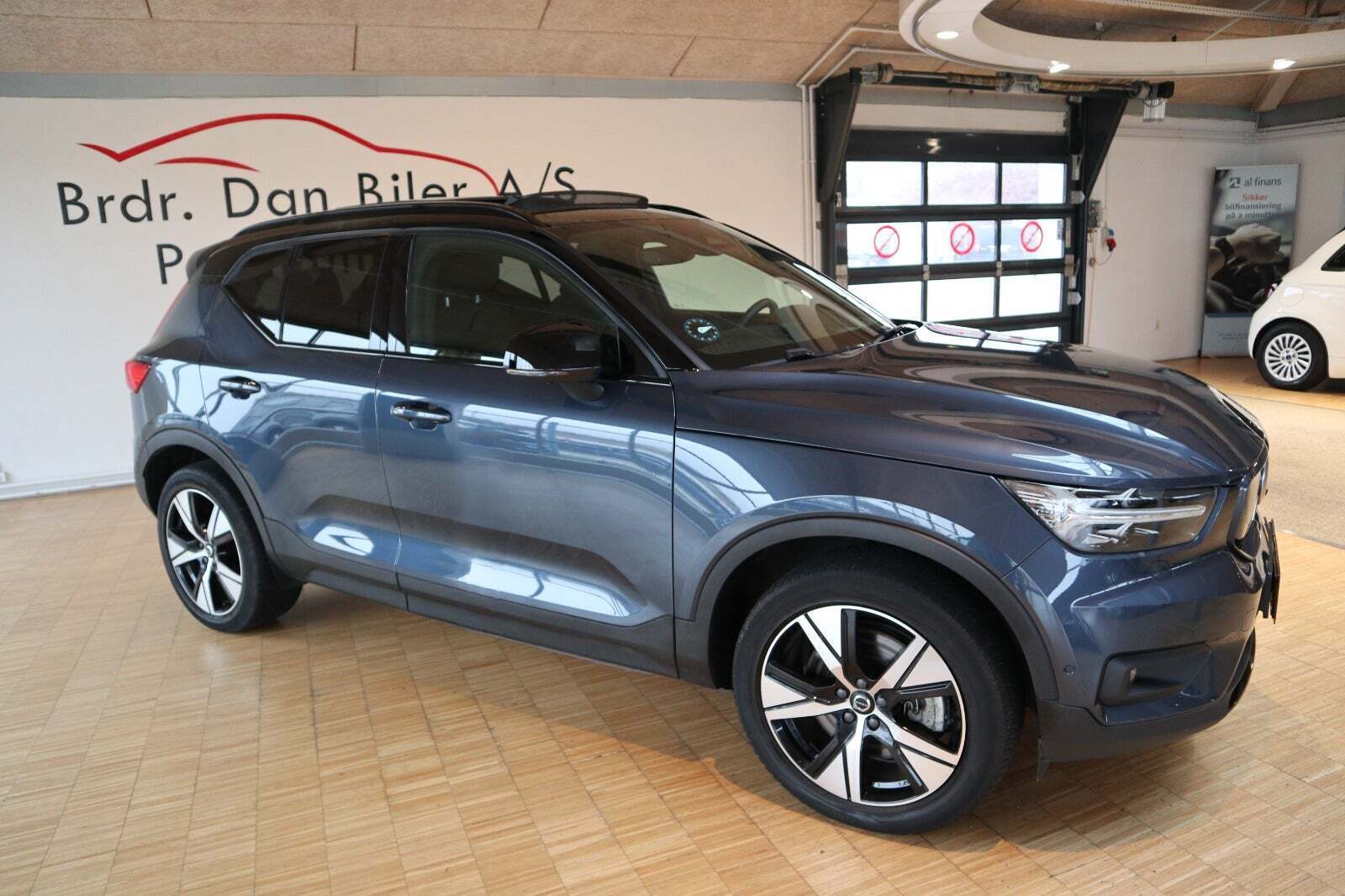 Blå Volvo XC40 fra 2022