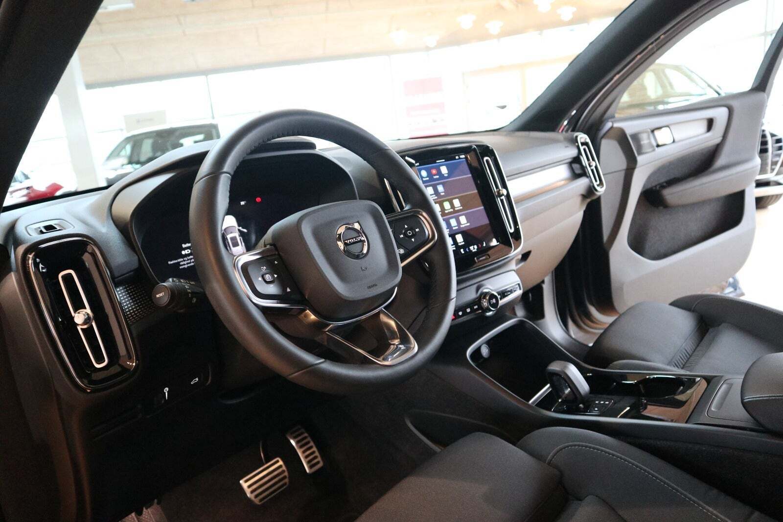 Blå Volvo XC40 fra 2022