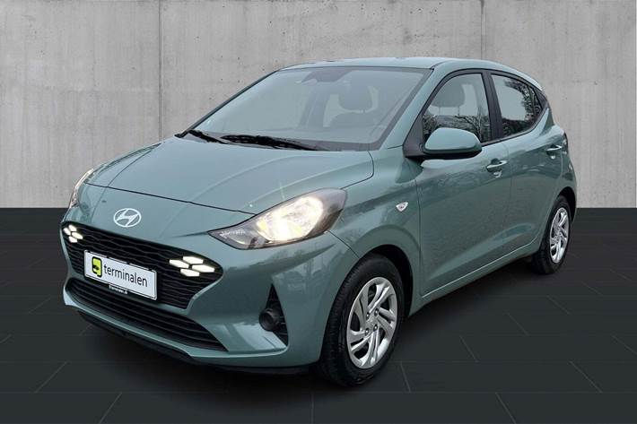 Grøn Hyundai i10 fra 2024 set udefra