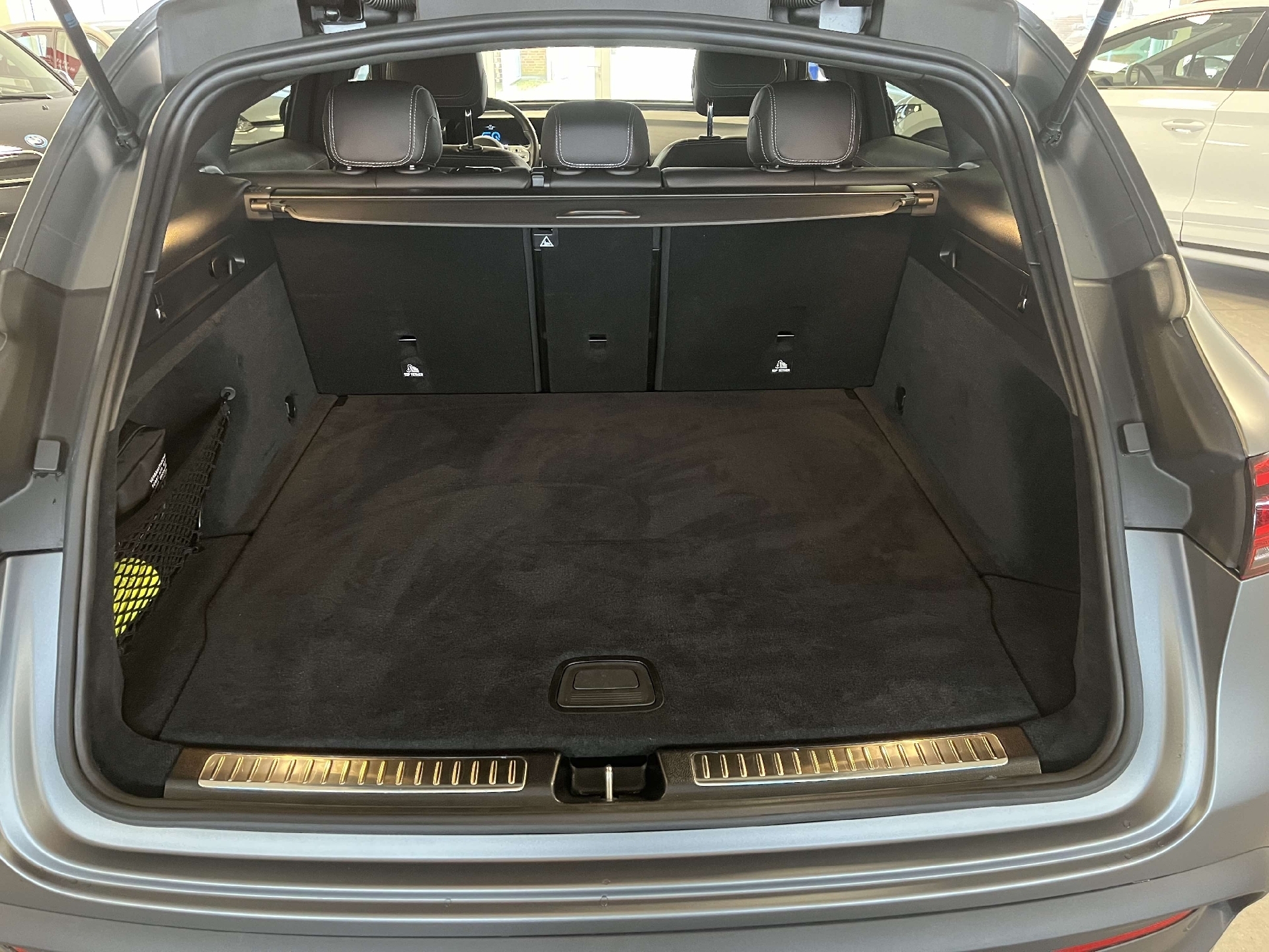 Grå Mercedes EQC 400 fra 2022