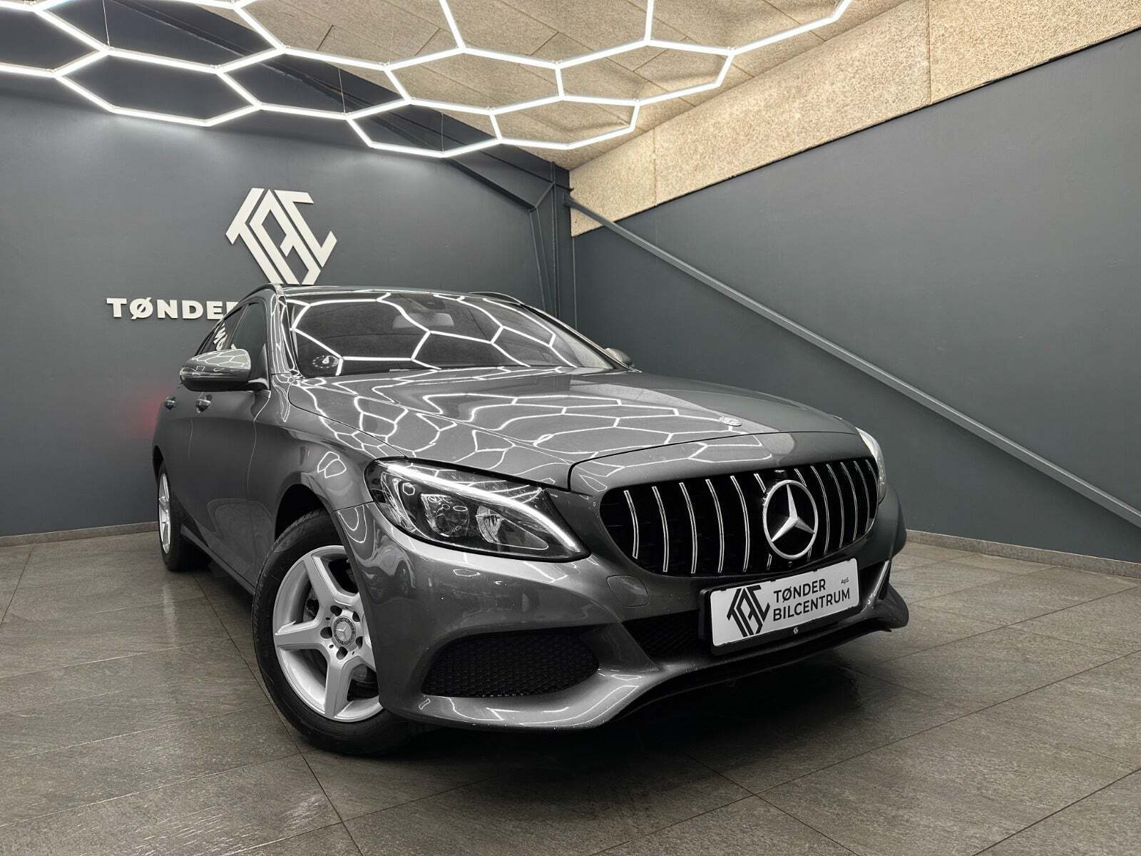 Grå Mercedes C220 d fra 2017 set udefra