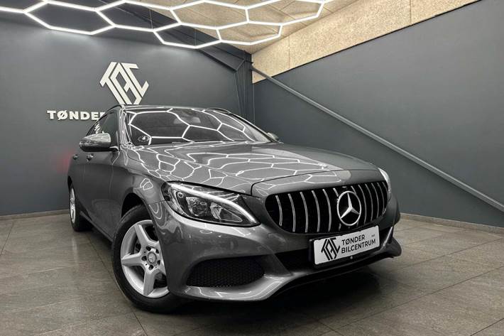 Grå Mercedes C220 d fra 2017 set udefra
