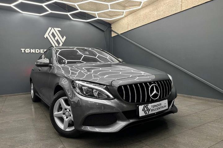 Grå Mercedes C220 d fra 2017 set udefra