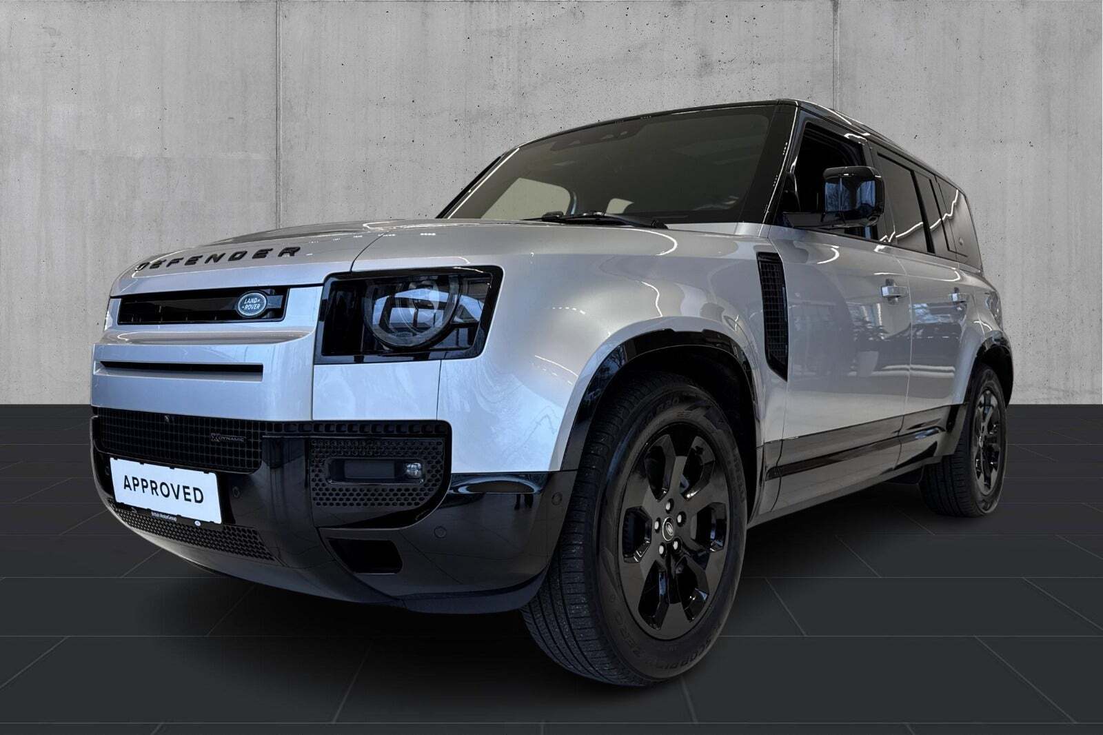 Sølv Land Rover Defender 110 fra 2022 set udefra