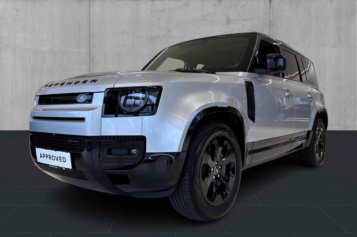 Sølv Land Rover Defender 110 fra 2022 set udefra