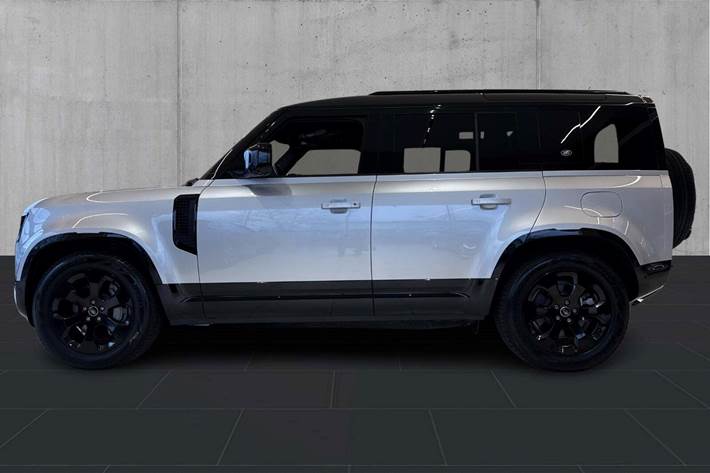 Sølv Land Rover Defender 110 fra 2022