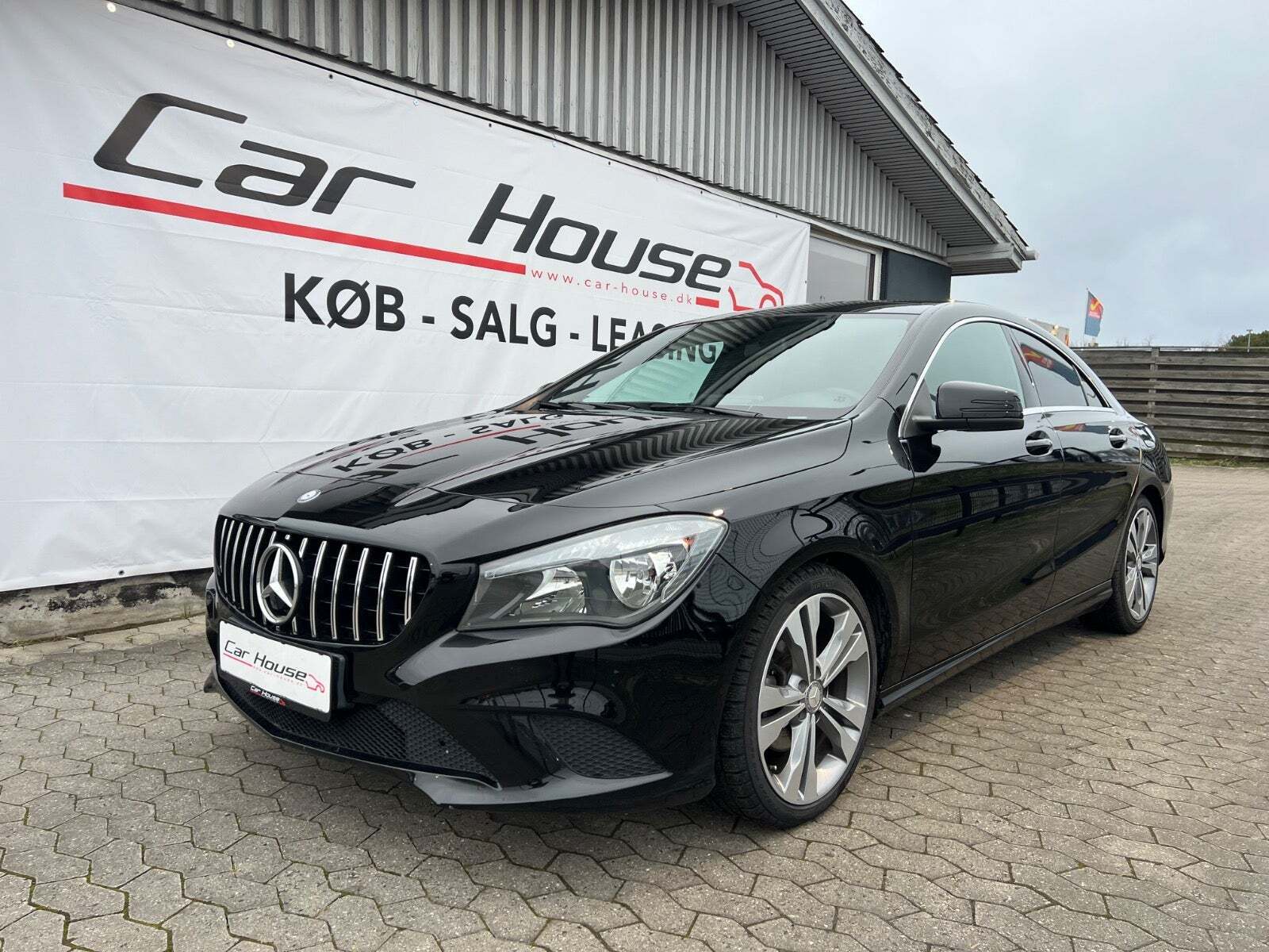 Sort Mercedes CLA200 fra 2014 set udefra