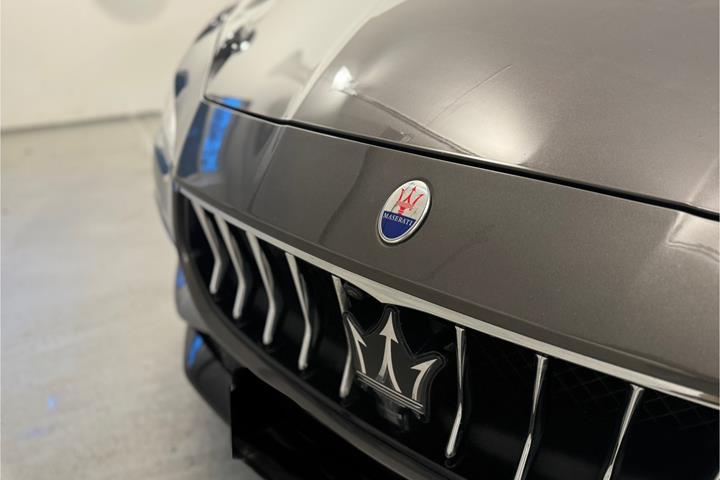 Grå Maserati Ghibli fra 2018