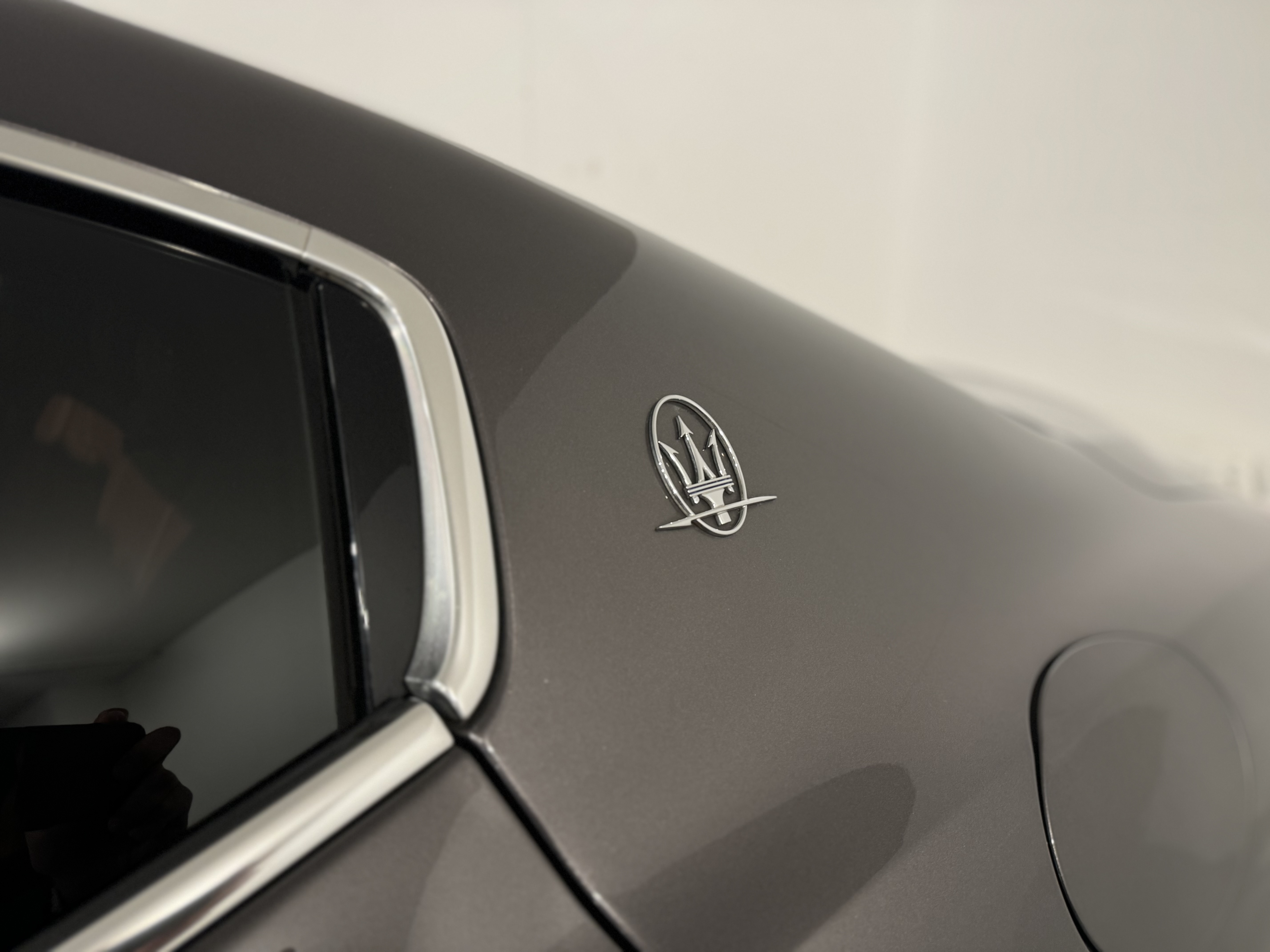 Grå Maserati Ghibli fra 2018
