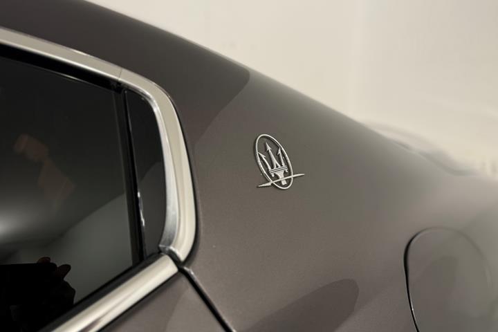 Grå Maserati Ghibli fra 2018