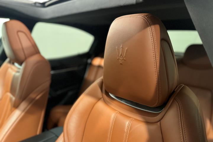 Grå Maserati Ghibli fra 2018