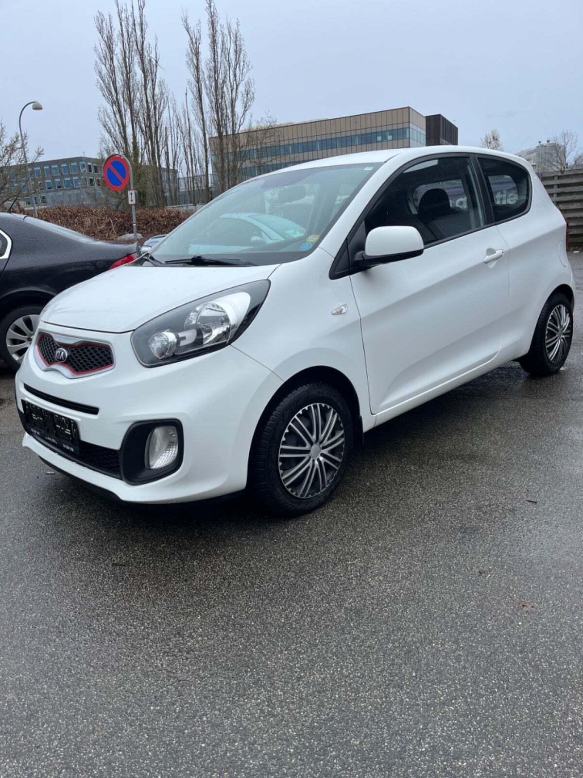 Hvid Kia Picanto fra 2014 set udefra