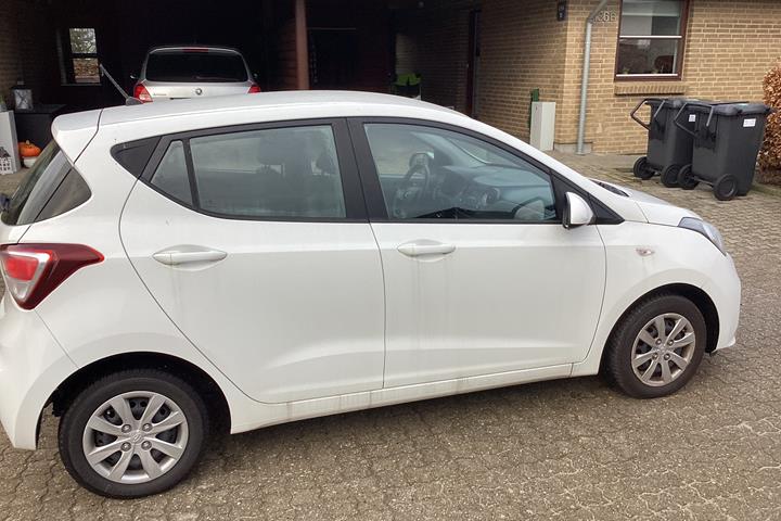 Hvid Hyundai i10 fra 2017