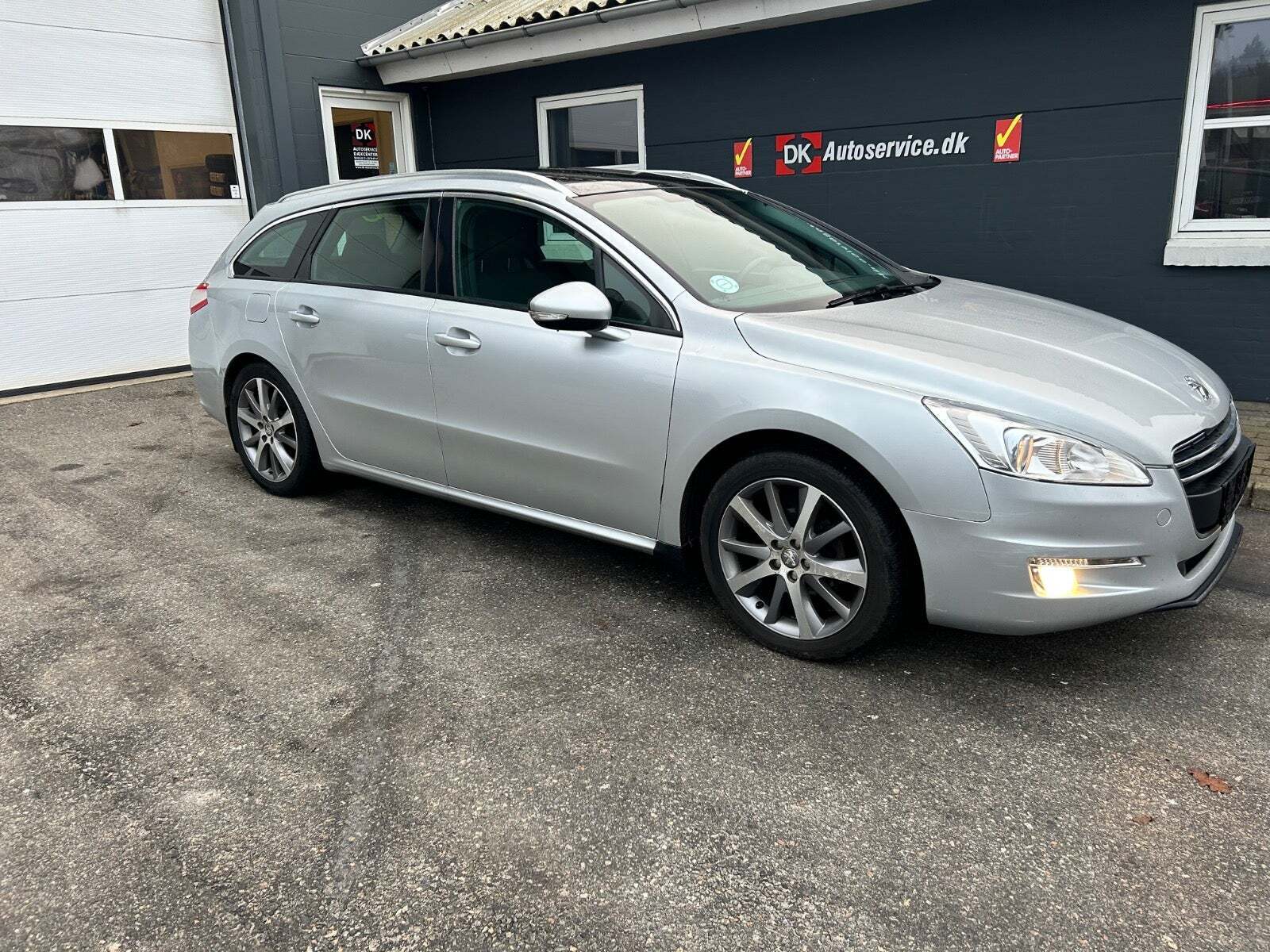Sølv Peugeot 508 fra 2011 set udefra