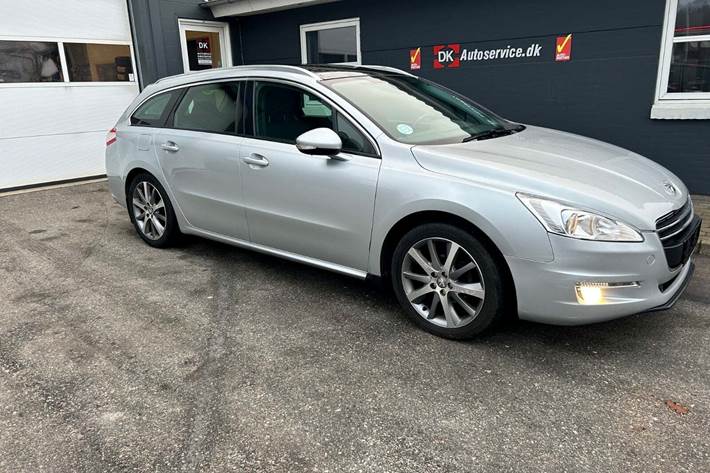 Sølv Peugeot 508 fra 2011 set udefra