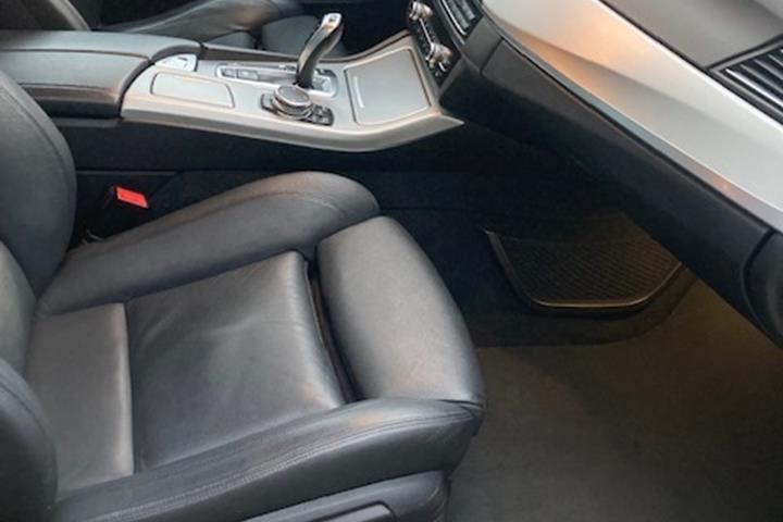 Grå BMW 530 fra 2015