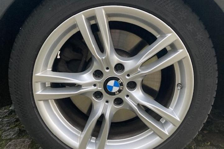Grå BMW 530 fra 2015