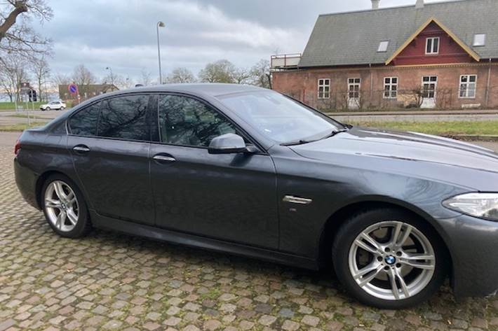 Grå BMW 530 fra 2015