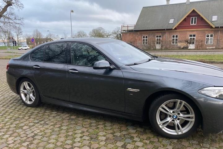 Grå BMW 530 fra 2015