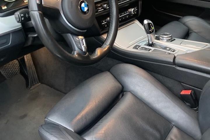 Grå BMW 530 fra 2015