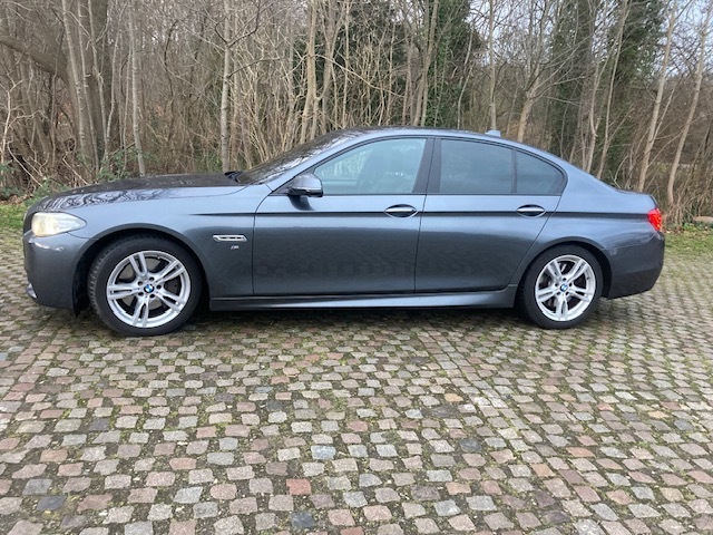 Grå BMW 530 fra 2015