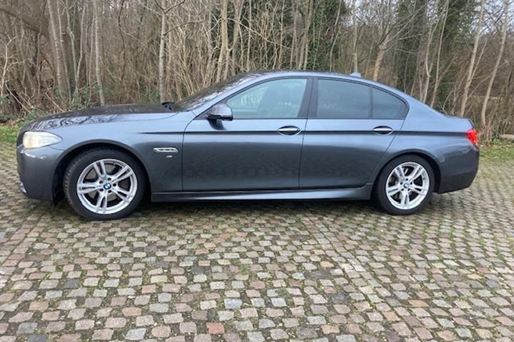Grå BMW 530 fra 2015