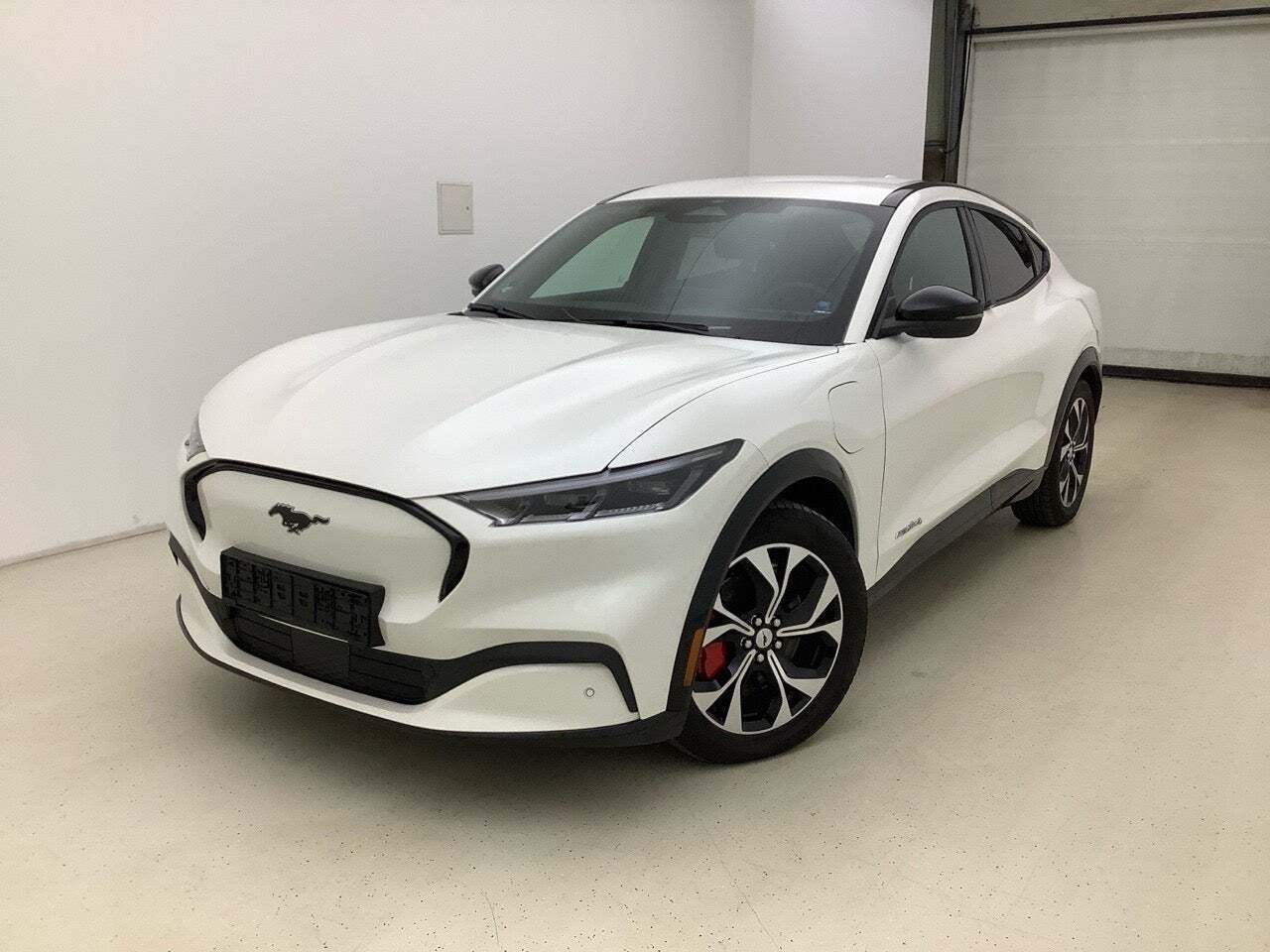 Hvid Ford Mustang Mach-E fra 2023