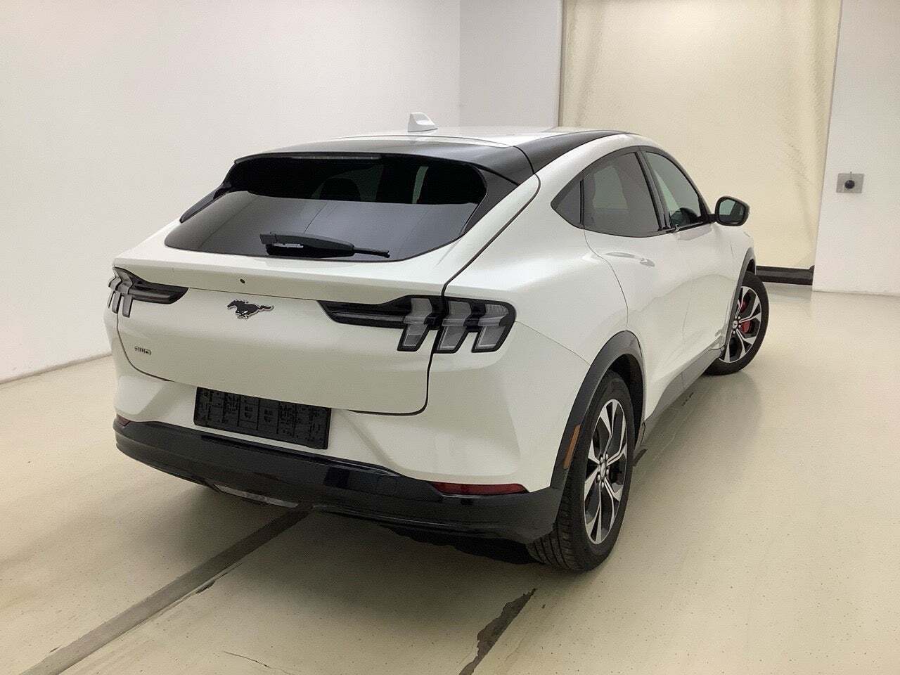 Hvid Ford Mustang Mach-E fra 2023