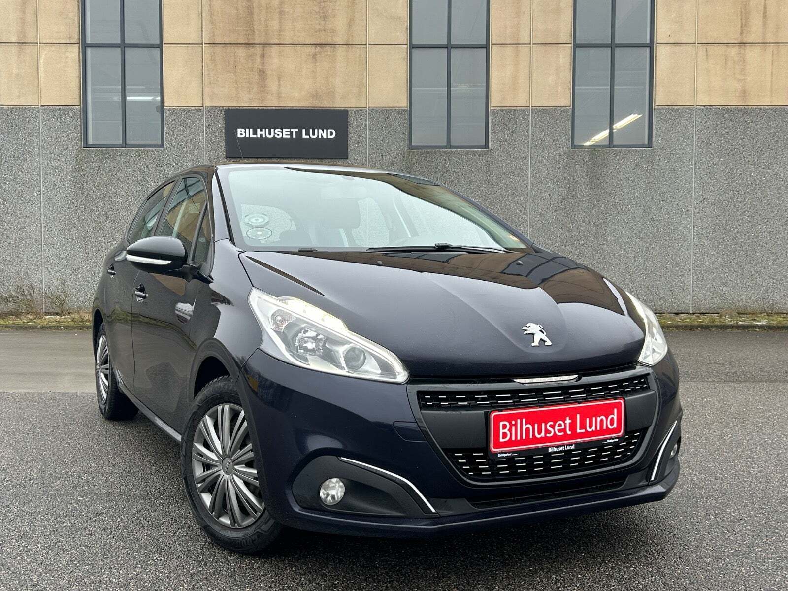 Blå Peugeot 208 fra 2018 set udefra
