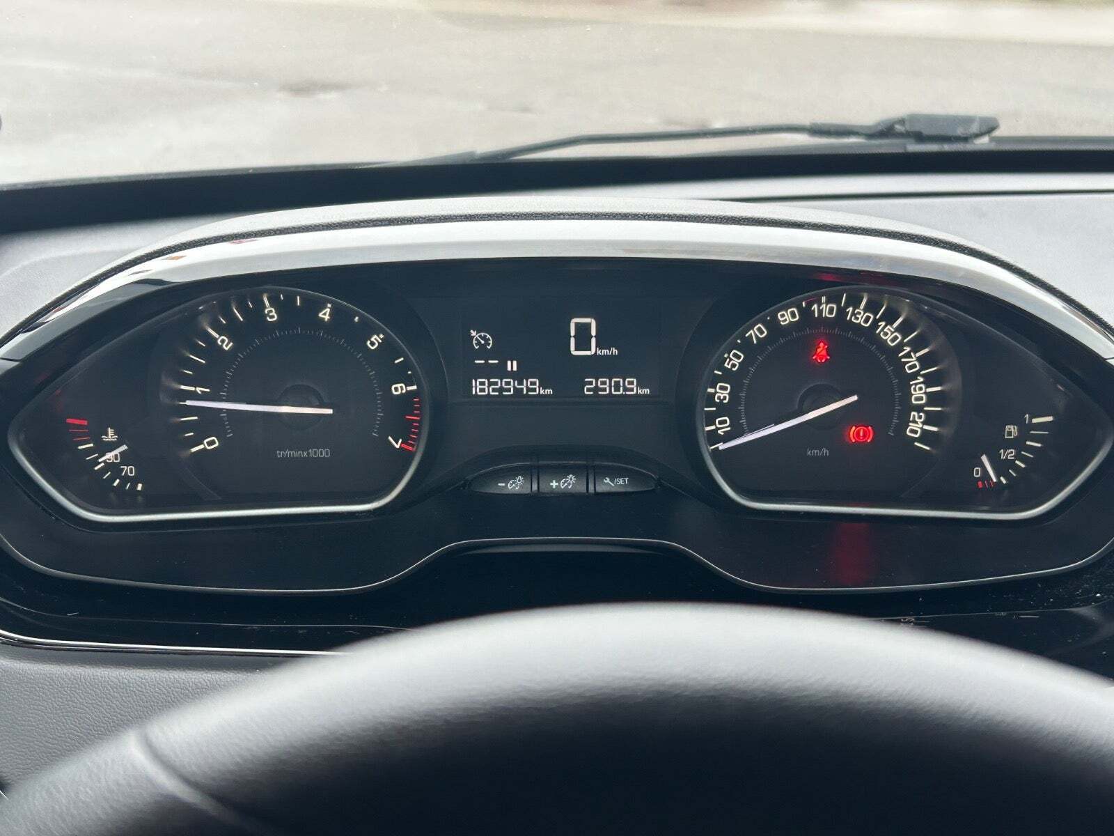 Blå Peugeot 208 fra 2018