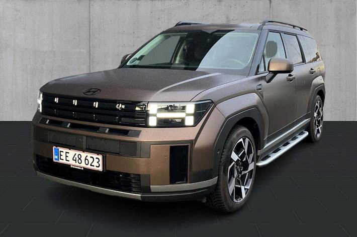 Brun Hyundai Santa Fe fra 2025 set udefra