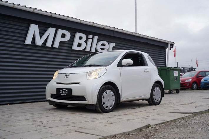 Hvid Toyota iQ fra 2010 set udefra