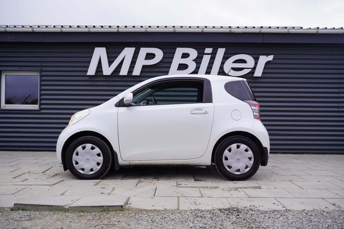 Hvid Toyota iQ fra 2010 set udefra