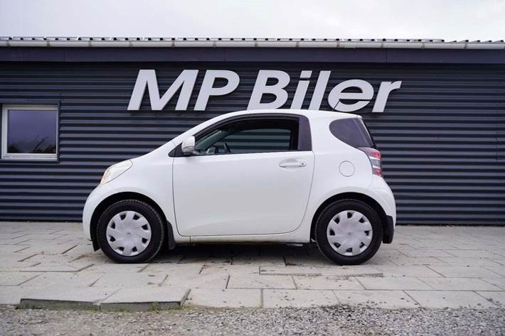 Hvid Toyota iQ fra 2010 set udefra
